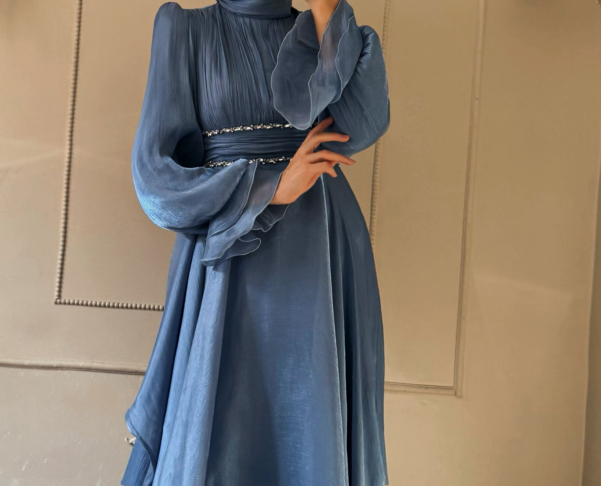 Yoğun ve romantik detaylı taşlı elbise